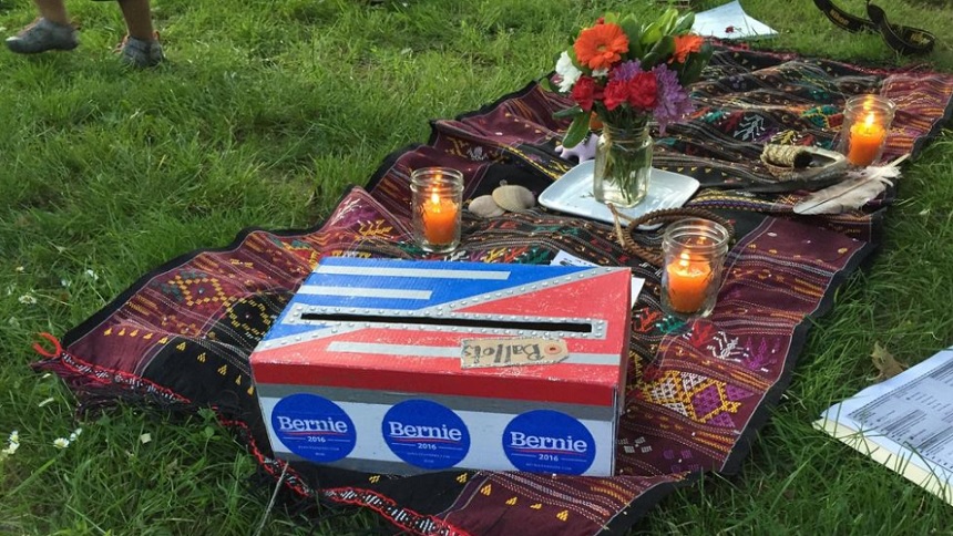 Wiccan Ritual is an election campaign introduced and led by Leigha Lafleur at Portland, Oregon to show her support to Sen. Bernie Sanders. (Courtesy: Los Angeles Times)